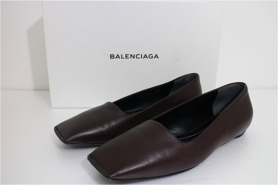 BALENCIAGA/バレンシアガ】スクエアトゥフラットパンプスが入荷