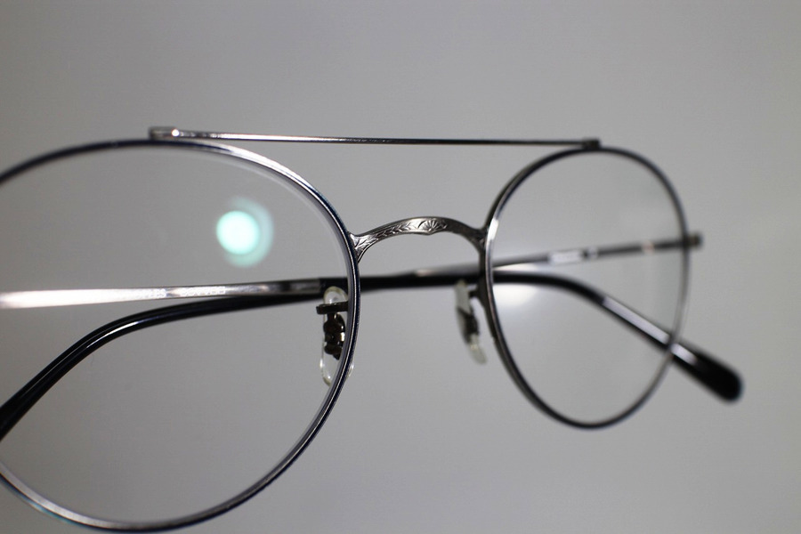 「ビジネスアイテムのOLIVER PEOPLES 」