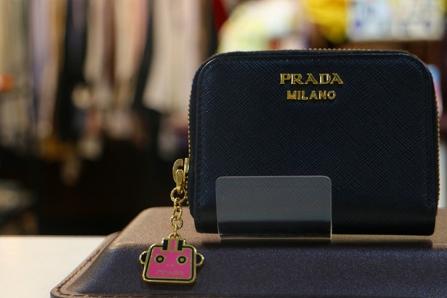 Prada プラダ からジッパーの可愛らしいミニウォレット入荷 03 08発行