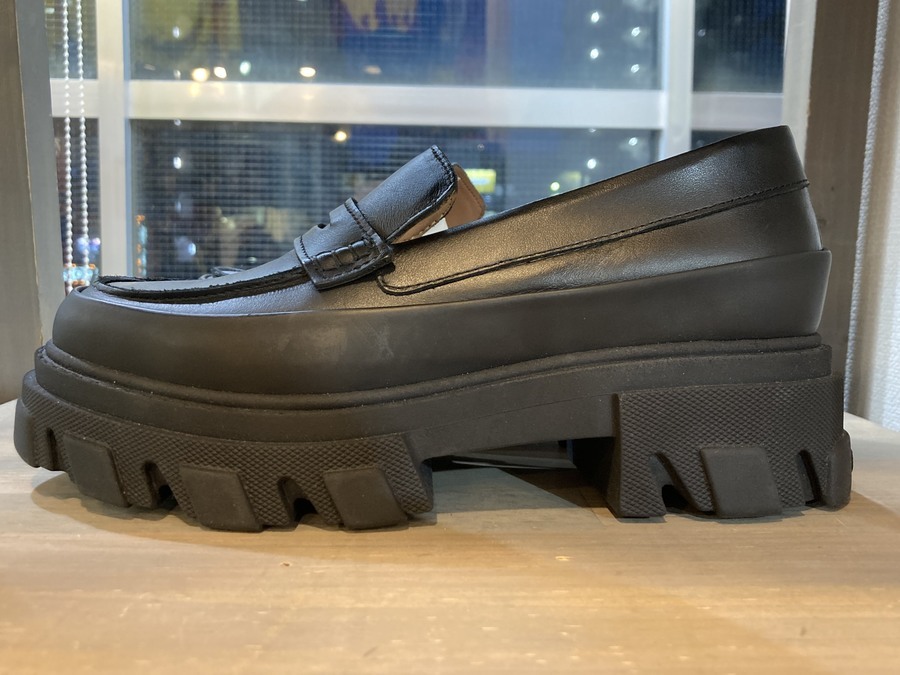 GANNI/ガニー】からLEATHER HEELED LOAFERS S1617 が入荷しました