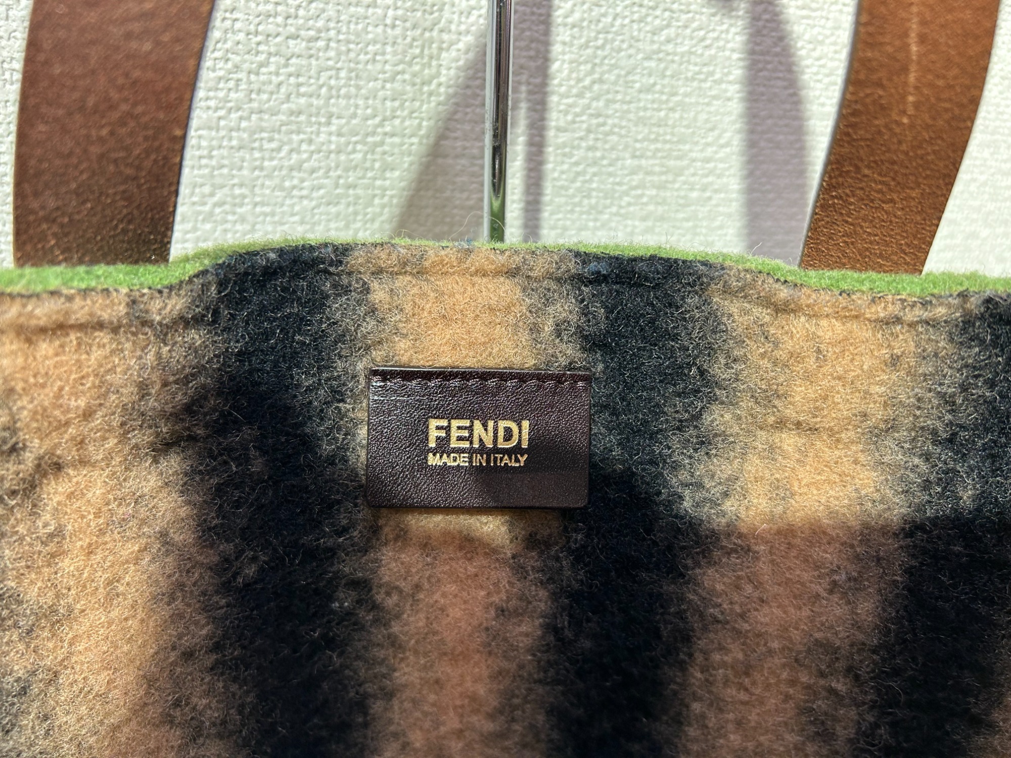 大人気ラグジュアリーブランド！【FENDI / フェンディ】より【フェルト