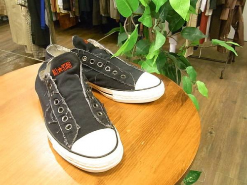 入手困難の激レアスリッポンを入荷！CONVERSE（コンバース）×JOHN VARVATOS（ジョン バルベイトス）のコラボアイテムが入荷しました♪【ＴＦスタイル葛西店】[2013.09.15発行]｜トレファクスタイル葛西店｜洋服・古着の買取と販売の専門店｜トレジャーファクトリー  ...