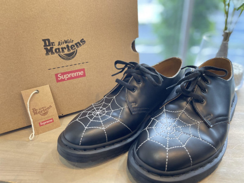 Supreme×Dr Martens/シュプリーム×ドクターマーチン】からSpider web 3-Eye Shoes を買取入荷致しました。[2022.06.08発行]｜トレファクスタイル葛西店｜洋服・古着の買取と販売の専門店｜トレジャーファクトリー（トレファク）のファッションリユース