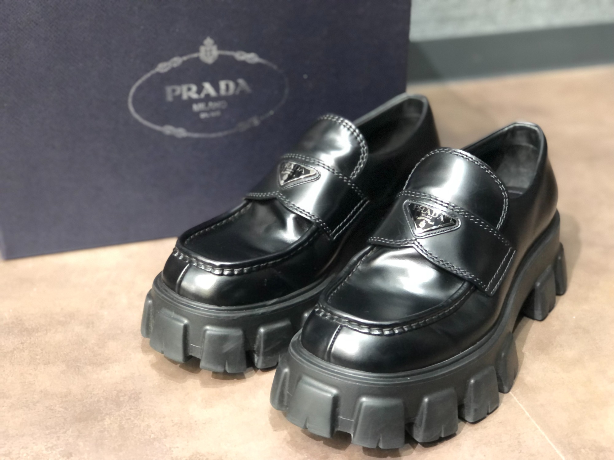 PRADA/プラダ】人気アイテム ローファータイプのモノリスが買取入荷