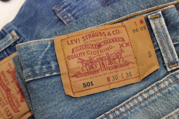 腰の革パッチが印象的なEDWIN、Levi'sの買取強化中！デニムパンツは