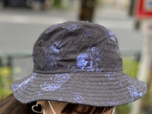 New Era × Yohji Yamamoto / ニューエラ × ヨウジ ヤマモト】よりスカルローズバケットハット を買取入荷致しました。[2021.08.17発行]｜トレファクスタイル三宿店｜洋服・古着の買取と販売の専門店｜トレジャーファクトリー（トレファク）のファッションリユース