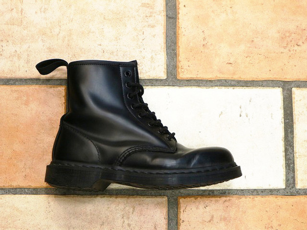 Dr.Martens/ドクターマーチン】から1460MONO 8ホールブーツ入荷です