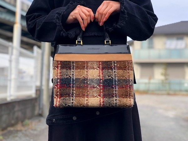 BURBERRY/バーバリー】からツイードハンドバッグ入荷です