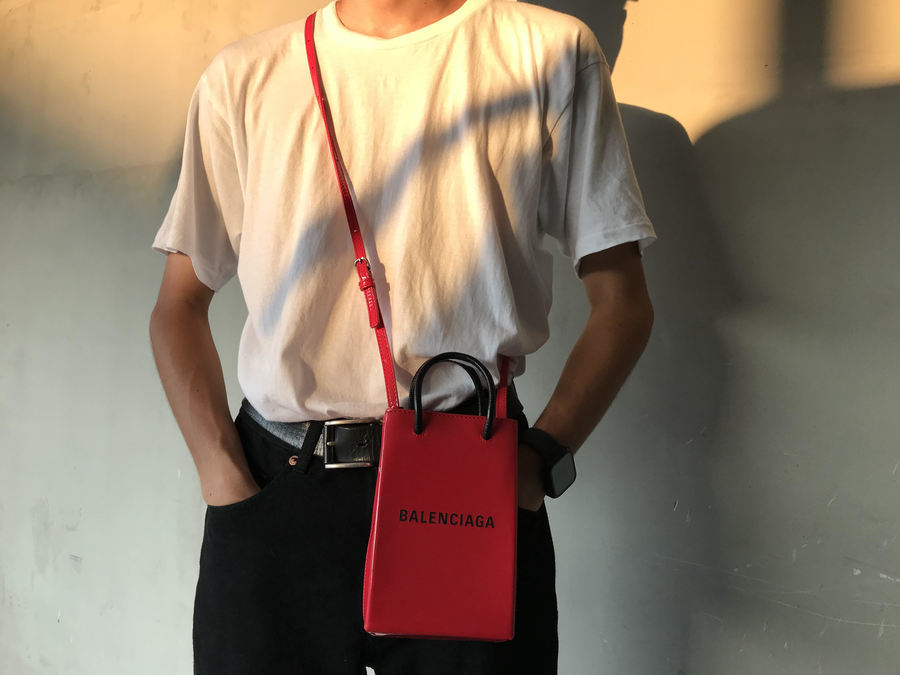 BALENCIAGA/バレンシアガ】より発色のいい赤色が目を引くショルダー