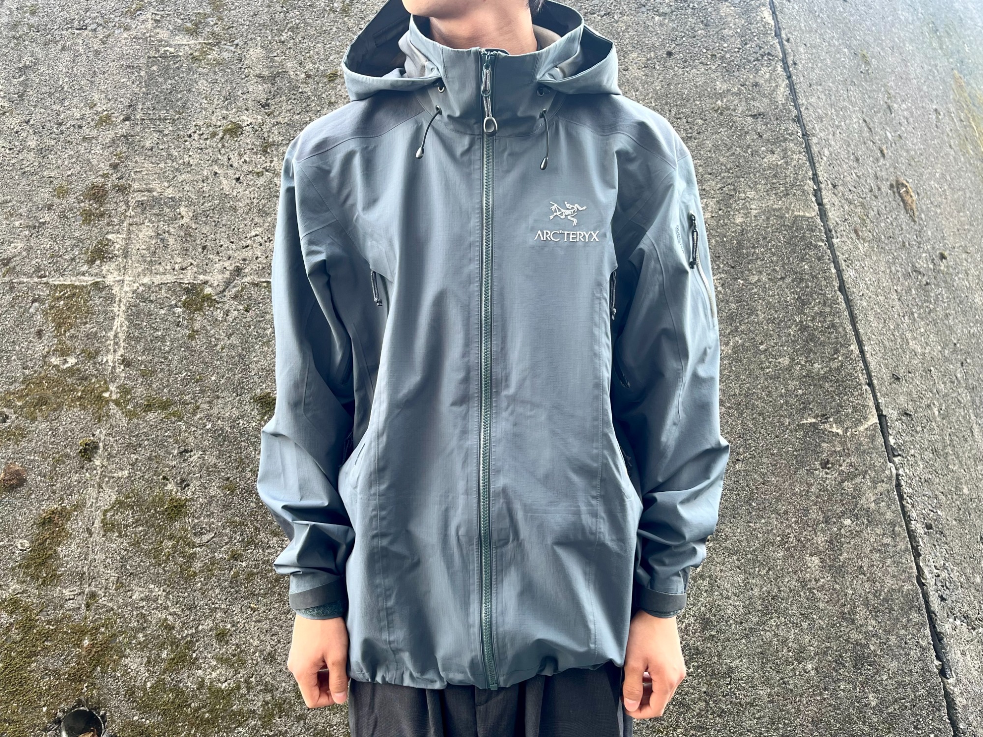 ARC'TERYX/アークテリクス】00's サンウエスト期 THETA AR JACKET  を使ったスタイリング[2024.08.06発行]｜トレファクスタイル名古屋藤が丘店｜洋服・古着の買取と販売の専門店｜トレジャーファクトリー（トレファク）のファッションリユース