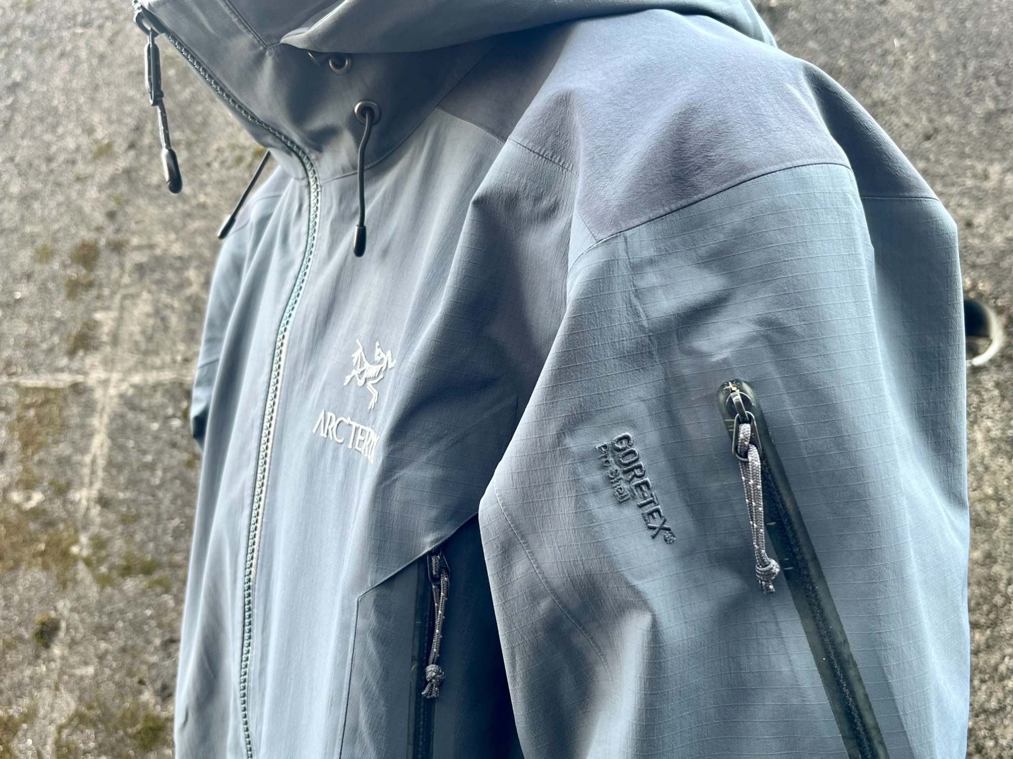 ARC'TERYX/アークテリクス】00's サンウエスト期 THETA AR JACKET  を使ったスタイリング[2024.08.06発行]｜トレファクスタイル名古屋藤が丘店｜洋服・古着の買取と販売の専門店｜トレジャーファクトリー（トレファク）のファッションリユース