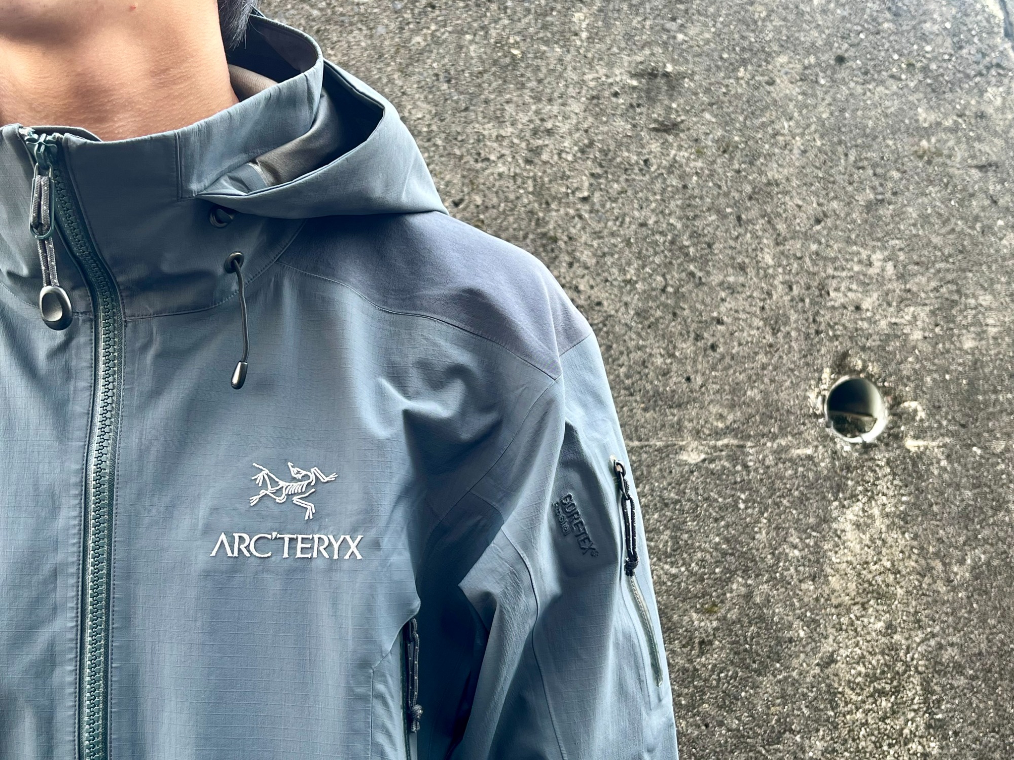 ARC'TERYX/アークテリクス】00's サンウエスト期 THETA AR JACKET  を使ったスタイリング[2024.08.06発行]｜トレファクスタイル名古屋藤が丘店｜洋服・古着の買取と販売の専門店｜トレジャーファクトリー（トレファク）のファッションリユース